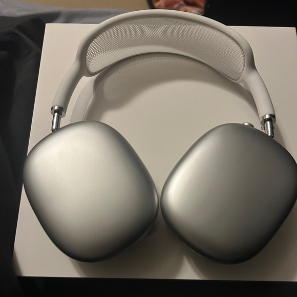 AirPods Max ( Silver) - Picture 1 of 3